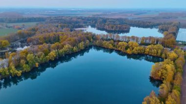 Hollanda göllerinin havadan görünüşü. Hollanda 'da canlı sonbahar yapraklarıyla çevrili nefes kesici, sakin göller sergileniyor..