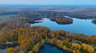 Hollanda 'nın sakin sularını keşfedin. Hollanda 'daki sakin gölleri çevreleyen canlı sonbahar yaprakları, doğanın barışçıl özünü yansıtıyor..