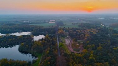 Hollanda 'nın gün batımı hava manzarası. Hollanda 'nın gölleri, ormanları ve Avrupa' nın doğal güzelliklerini gözler önüne seren tarlaları üzerinde canlı günbatımı.