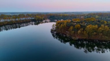 Hollanda 'da hava karardı. Hollanda 'da alacakaranlıkta dingin ağaçlar Avrupa' nın sakin güzelliğini yakalıyor..