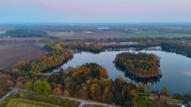 Yukarıdan Hollanda manzaraları. Hollanda 'daki yemyeşil yemyeşil ve dolambaçlı su yollarının büyüleyici hava manzarası akşamın erken saatlerinde.