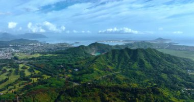 Vadide büyüyen ve dağları kaplayan yemyeşil bir yer. Havadan bakıldığında Honolulu, Hawaii, ABD 'nin çarpıcı doğası.