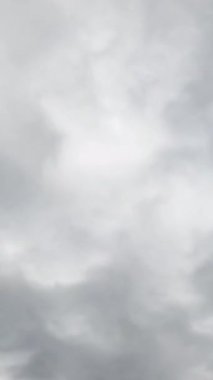 Gökyüzünde dramatik bulutlar oluşuyor. Yağmur bulutları atmosferde hareket eder. Düşük açı. Zaman ayarlı. Dikey video