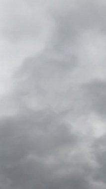 Gri bulutlar ufku kapladığı için gökyüzü görülemiyor. Düşük açı. Zaman ayarlı. Dikey video