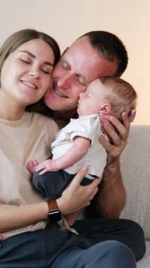 Kafkas aile portremiz kutlu olsun. Çocuklar uyurken ebeveynler bebeklerini yanağına yakın tutarlar. Dikey video