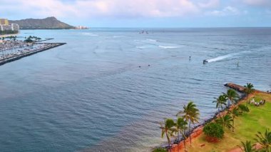 Honolulu, Hawaii, ABD sahilinden motorlu tekneye yaklaşıyoruz. Diamond Head Krateri arka planda. Hava görünümü.