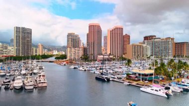 Turistli tekne Waikiki, Honolulu, ABD 'deki rıhtımlara gidiyor. Arkaplanda devasa beyaz bulut manzarası.
