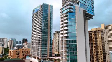 Honolulu, Hawaii, ABD manzarasında çarpıcı modern yüksek binalar. Dairelerin kaprisli tasarım bloklarının tepesine yükseliyor.