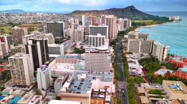 Pasifik Okyanusu kıyısındaki Waikiki bölgesinin çeşitli binalarının üzerinde uçuş. Arkaplanda Diamond Head Krateri.