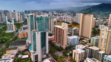 Fütüristik bir apartman bloğunun tepesine yaklaşıyoruz. Yüzme havuzlu ve dinlenme odalı evin çatısına bak..