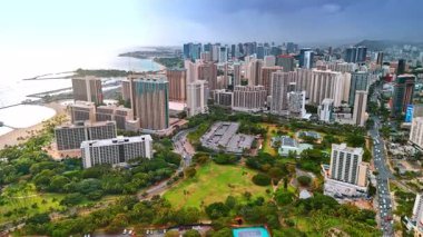 Modern mimariyle çevrili güzel yeşil bir park. Waikiki, Honolulu, Hawaii, ABD 'nin çarpıcı manzarası. Hava görünümü.