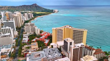 Pasifik Okyanusu kıyısındaki Waikiki 'nin güzel manzarasının üzerinden uçun. Elmas Kafası Krateri ve mavi okyanus manzarası üzerine hava perspektifi.