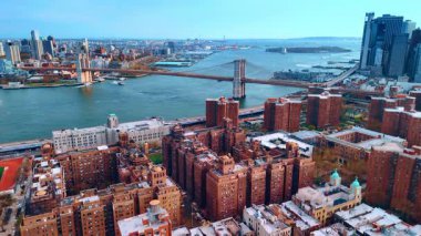 En eski köprülerden biriyle nehir manzarası yer. New York 'taki Brooklyn Köprüsü' ne hava perspektifi.