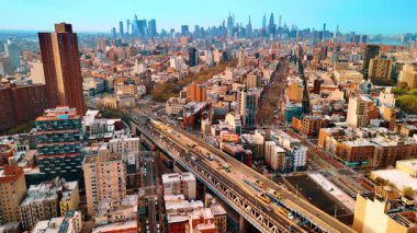 Ulaşım New York şehir manzarasında otoyolda ilerliyor. Şehir merkezindeki gökdelenlerin silueti. Hava görünümü.