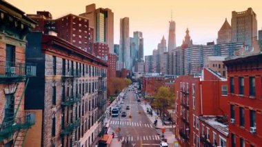 Aşağı Doğu Yakası, Manhattan, New York Ludlow Caddesi 'nde uçuş. Gökdelenlere yaklaşan turuncu tuğla cephelerdeki İHA görüntüleri.