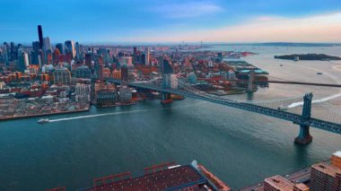 Motorlu tekneler New York 'taki Eats River' a doğru hareket ediyor. Akşam vakti Manhattan Köprüsü 'nde hava perspektifi.