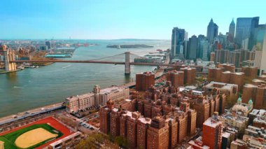 Doğu Nehri 'nin rıhtımına uçuyorum. Manhattan ve Brooklyn Köprüsü 'nde hava manzarası.