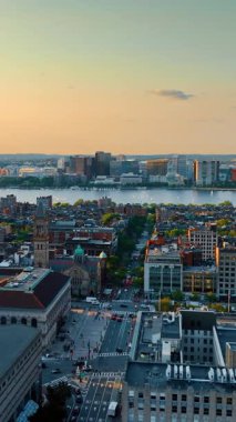 İki güzel kule bloğu arasında uçmak ve Boston 'daki Charles Nehri' nin manzarasını açmak. Gün batımından itibaren şehrin manzarası dikey video.