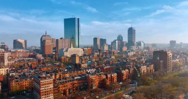 Eski moda mimari komşuları yeni modern yüksek binalar. Boston, Massachusetts 'te güneşli bir manzara..