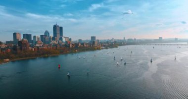 Birçok tekne Charles Nehri 'nin sakin sularında yüzüyor. Boston ufuk çizgisi manzaralı deniz uçağı görüntüleri..