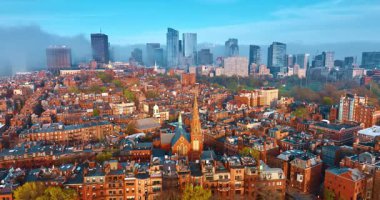 Modern Boston, Massachusetts, ABD 'nin güzel kentsel manzarası. Arka planda sis kaplı modern gökdelenler. Hava perspektifi.