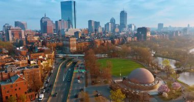 Boston, Massachusetts 'in güzel manzarası, Amerika' da Charles Nehri 'nin kıyısında. Canlı yolların üzerinden şehre hava perspektifi.