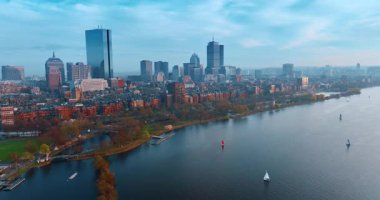 Charles Nehri 'nin akarsularından birkaç tekne ile iniyoruz. Sisli bir günde Boston, Massachusetts, ABD 'de hava manzarası.