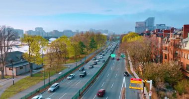 Şehir merkezine girip çıkan bir sürü arabayla otobanların üzerinde uçuyor. Charles Nehri 'nin Boston, Massachusetts, ABD' deki limanı..