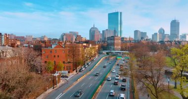 Boston, Massachusetts, ABD 'nin turuncu evleri. Şehir merkezine giden ve oradan çıkan yoğun yolların üstündeki İHA görüntüleri.