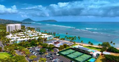 Honolulu, Hawaii, ABD 'nin kumlu plajına daha yakın uçuyor. Köpüklü dalgalar kıyıya vuruyor. Hava görünümü.