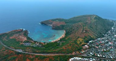 Honolulu, Hawaii, ABD 'deki nefes kesici Hanauma Körfezi' ne yaklaşıyoruz. Gökyüzü ile birleşen mavi deniz manzaralı pitoresk sahilin nefes kesici manzarası. Hava görünümü.