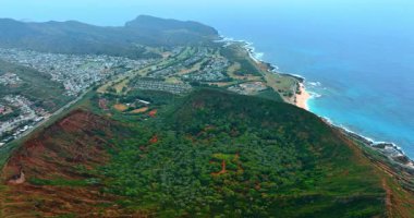 Kraterin içindeki yemyeşil. Honolulu, Hawaii, ABD 'deki Elmas Kafa Krateri' nin üzerinden uçuş. Mavi deniz manzarası ve gökyüzü arka planda birleşiyor.