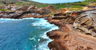 Okyanus dalgalarıyla kıvrılmış kayalık kayalık bir kıyı. Hawaii, Oahu sahilindeki hava manzarası..