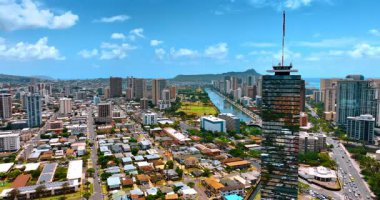 Uçsuz bucaksız güneşli şehirde çeşitli binalarla yükseliyor. Ala Wai Kanalı ve Diamond Head Krateri. Honolulu, Hawaii, ABD.
