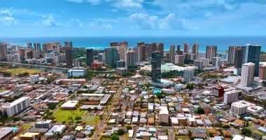 Modern Honolulu 'nun güneşli şehir manzarası, Hawaii, ABD. Waikiki 'nin gökyüzü ve gökteki yüksek binaları. Hava görünümü.