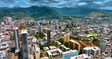 Modern güzel Honolulu, Hawaii Panoraması. Şehri çevreleyen yemyeşil dağlar kara bulutlarla kaplıdır. Hava görünümü.