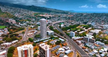 Modern Honolulu 'nun yol altyapısı, Hawaii, ABD. Gündüzleri uçsuz bucaksız şehir manzarasına hava perspektifi.