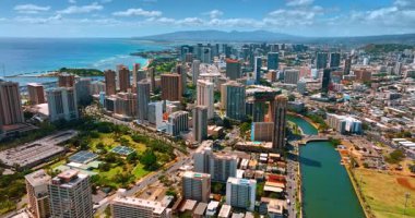 Ala Wai Kanalı boyunca Waikiki üzerinde uçuş. Honolulu 'nun güneşli manzarası, Hawaii, ABD.