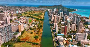Ala Wai Kanalı üzerinden Diamond Head Krateri 'ne doğru uçuyor. Güneşli Honolulu Panoraması, Hawaii, ABD.