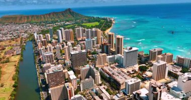 Waikiki 'nin modern gökdelenli mimarisi. Arkaplanda elmas başlıklı krater ve masmavi su manzarası.