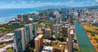 Pasifik Okyanusu ve Ala Wai Kanalı 'nın su manzarasıyla çevrili modern lüks Waikiki' nin güzel manzarası. Güneşli bir günde Honolulu, Hawaii, ABD 'de insansız hava aracı görüntüleri.
