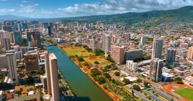 Ala Wai Kanalı 'na yaklaşıyoruz. Honolulu, Hawaii, ABD' de Waikiki 'yi özetliyor. Dağların üzerinde gökyüzünde süzülen gri bulutlar. Hava görünümü.