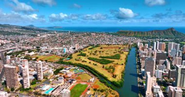 Ala Wai Kanalı 'nın yakınındaki Honolulu' ya bakın. Diamond Head Krateri arka planda. Hava perspektifi.