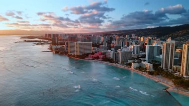 Waikiki, Honolulu, Hawaii, ABD 'nin lüks yüksek binaları. Gün batımında güzel şehir manzarası tepeden bakıldığında.