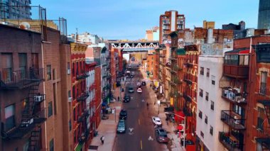 Parlak binaları olan Doğu Harlem mahallesi. Çok katlı apartman blokları boyunca insansız hava aracı görüntüleri. New York, ABD.