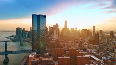 Manhattan, batan güneşin turuncu ışığında. Günbatımında New York üzerinde İHA uçuşu.