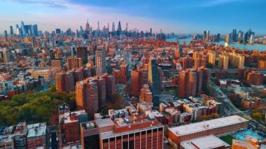 Batan güneşin ışığında çarpıcı New York 'un güzel mimarisi. Manhattan silueti arka planda. Hava görünümü.