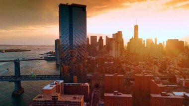 New York manzarasını kaplayan turuncu ışık. Arkaplanda gökdelenler var. Metropolis 'te altın saat. Hava görünümü.