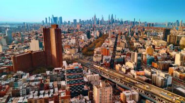 Günbatımında modern New York 'un engin manzarası. Arkaplanda Manhattan 'ın silüeti. Hava görünümü.
