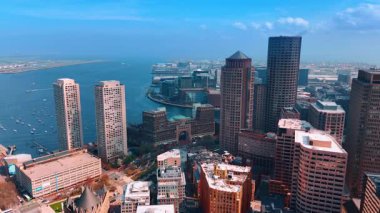 Mavi su manzarasının arka planındaki gökdelenlerin muhteşem manzarası. İHA görüntüleri iki uluslararası mekana yaklaşıyor..